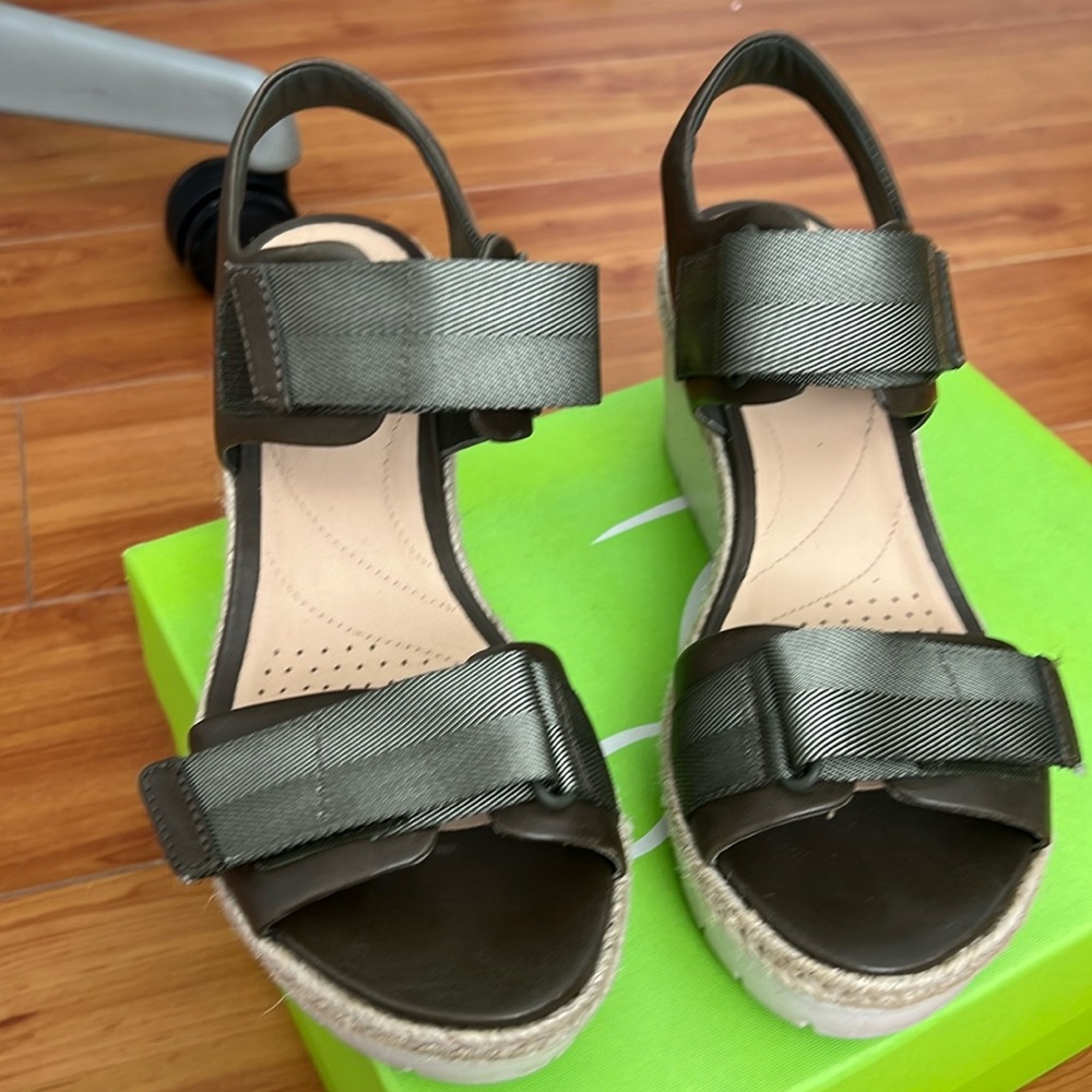 Clarks Aritsan Collectiom • Palm Shine Wedge Sandal • Size 8.5